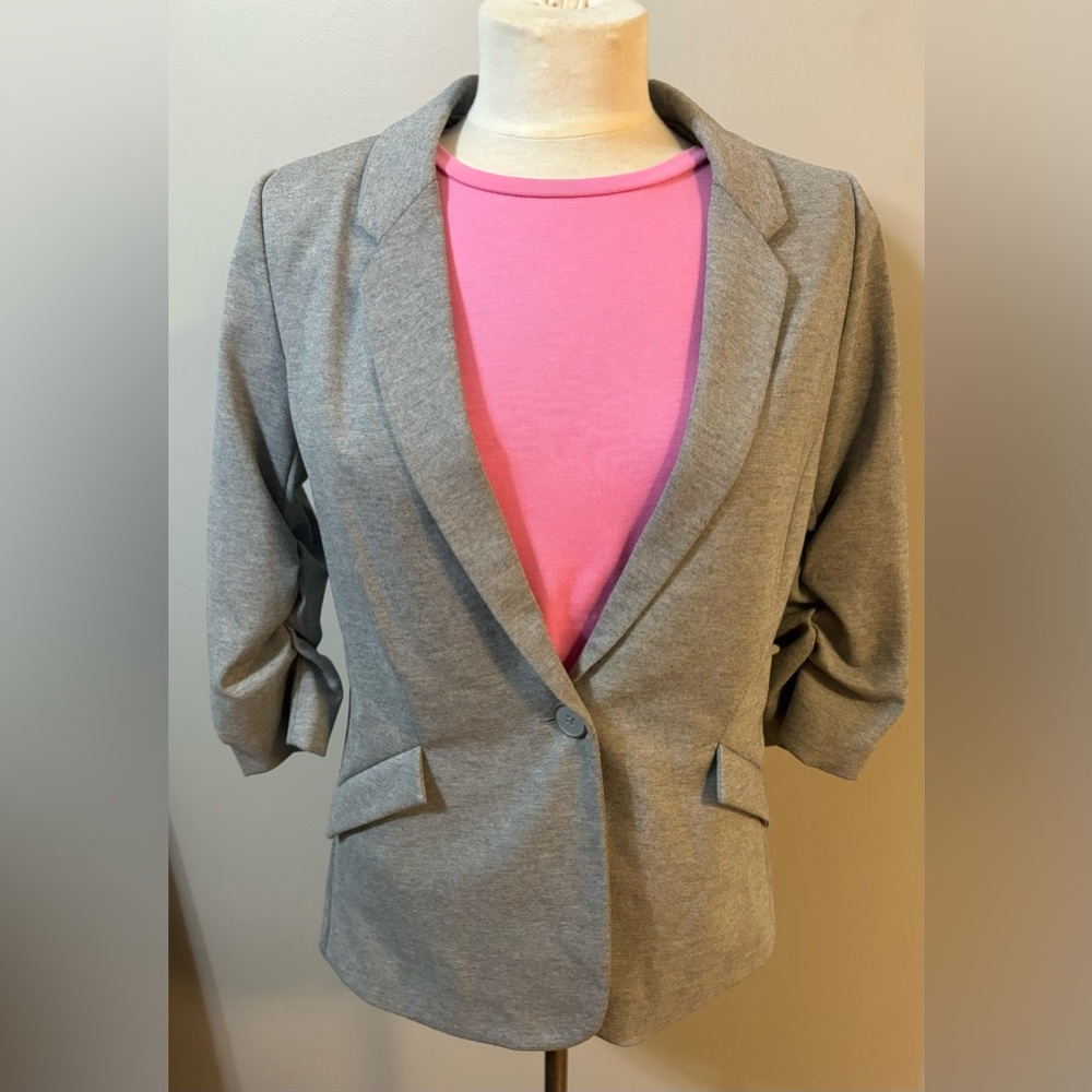 Blazer with button closure and 3/4 sleeves